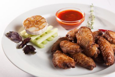 plaka üzerinde soslu tavuk kanadı