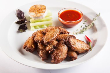 plaka üzerinde soslu tavuk kanadı