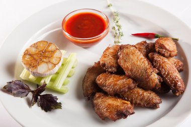 plaka üzerinde soslu tavuk kanadı