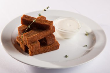 bira snack plaka üzerinde soslu kızarmış ekmek