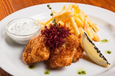 et meyilli ve plaka üzerinde kızarmış patates çanağı