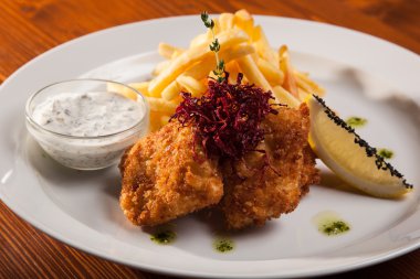 et meyilli ve plaka üzerinde kızarmış patates çanağı