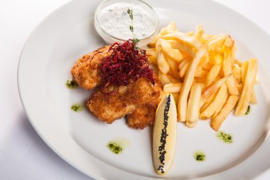 et meyilli ve plaka üzerinde kızarmış patates çanağı