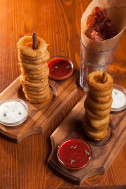 aperatifler bira sos ile ahşap bir masa için