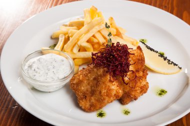 et meyilli ve plaka üzerinde kızarmış patates çanağı