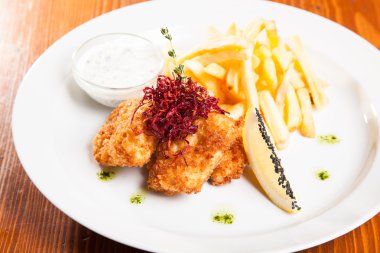 et meyilli ve plaka üzerinde kızarmış patates çanağı