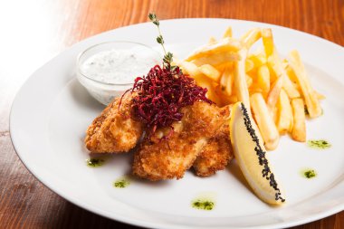 et meyilli ve plaka üzerinde kızarmış patates çanağı