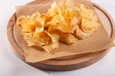 Beyaz arka plan üzerinde ahşap bir plaka üzerinde fiş