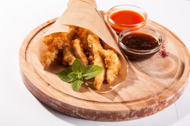 bira meze beyaz masa üzerinde meyilli tavuk