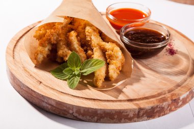 bira meze beyaz masa üzerinde meyilli tavuk