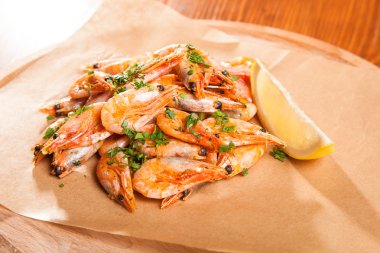 Bitki yağı ve sarımsak kağıt üzerinde karides