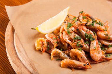 Bitki yağı ve sarımsak kağıt üzerinde karides