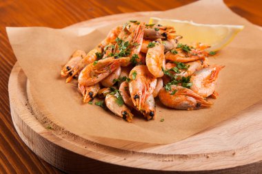 Bitki yağı ve sarımsak kağıt üzerinde karides