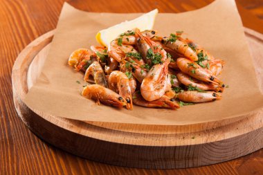 Bitki yağı ve sarımsak kağıt üzerinde karides