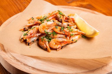 Bitki yağı ve sarımsak kağıt üzerinde karides