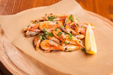 Bitki yağı ve sarımsak kağıt üzerinde karides