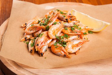 Bitki yağı ve sarımsak kağıt üzerinde karides