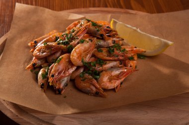 Bitki yağı ve sarımsak kağıt üzerinde karides