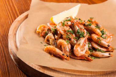 Bitki yağı ve sarımsak kağıt üzerinde karides