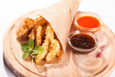 bira meze beyaz masa üzerinde meyilli tavuk