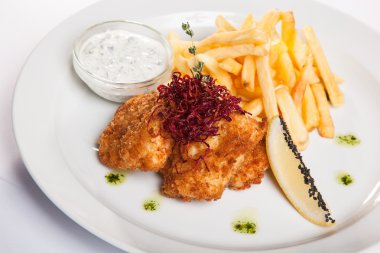 et meyilli ve plaka üzerinde kızarmış patates çanağı