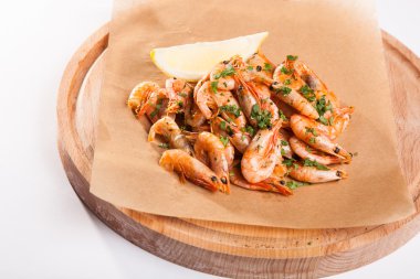 Bitki yağı ve sarımsak kağıt üzerinde karides