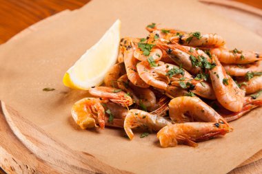 Bitki yağı ve sarımsak kağıt üzerinde karides