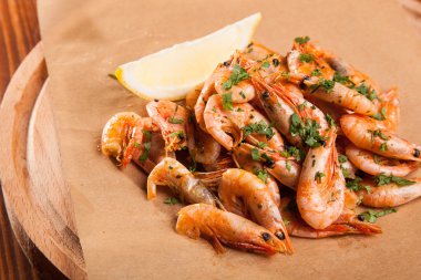 Bitki yağı ve sarımsak kağıt üzerinde karides