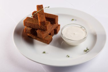 bira snack plaka üzerinde soslu kızarmış ekmek