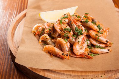 Bitki yağı ve sarımsak kağıt üzerinde karides