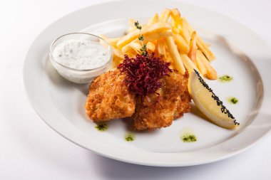 et meyilli ve plaka üzerinde kızarmış patates çanağı