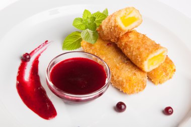 Beyaz arka planda soslu peynir çubukları