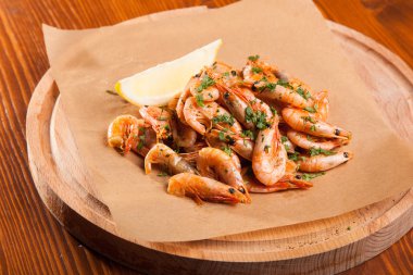 Bitki yağı ve sarımsak kağıt üzerinde karides