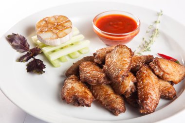 plaka üzerinde soslu tavuk kanadı