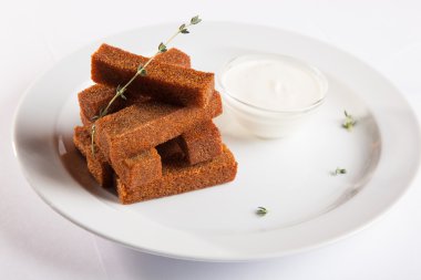 bira snack plaka üzerinde soslu kızarmış ekmek