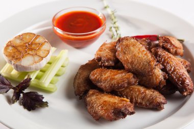 plaka üzerinde soslu tavuk kanadı