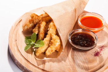 bira meze beyaz masa üzerinde meyilli tavuk