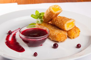 Beyaz arka planda soslu peynir çubukları