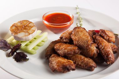 plaka üzerinde soslu tavuk kanadı