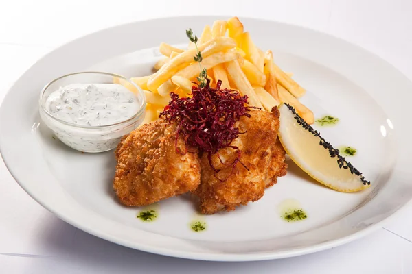 et meyilli ve plaka üzerinde kızarmış patates çanağı