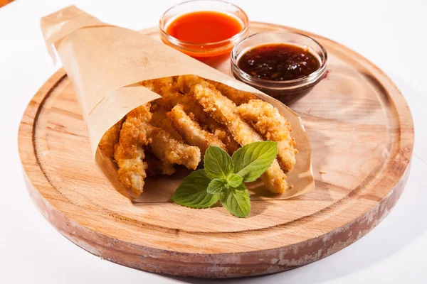 bira meze beyaz masa üzerinde meyilli tavuk