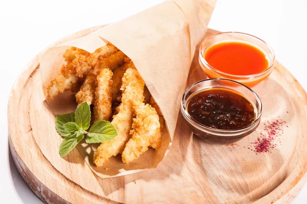 bira meze beyaz masa üzerinde meyilli tavuk