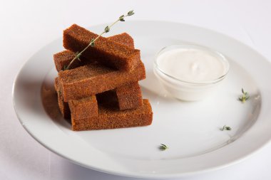 bira snack plaka üzerinde soslu kızarmış ekmek