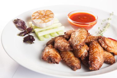 plaka üzerinde soslu tavuk kanadı