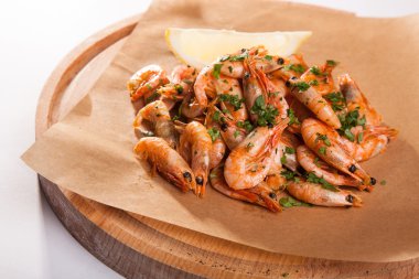 Bitki yağı ve sarımsak kağıt üzerinde karides