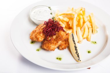 et meyilli ve plaka üzerinde kızarmış patates çanağı