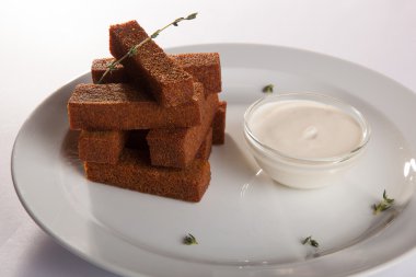 bira snack plaka üzerinde soslu kızarmış ekmek