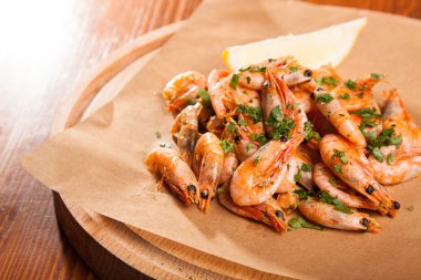 Bitki yağı ve sarımsak kağıt üzerinde karides