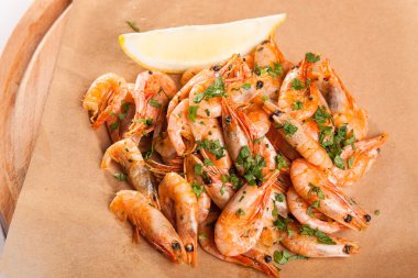 Bitki yağı ve sarımsak kağıt üzerinde karides