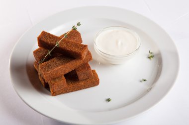 bira snack plaka üzerinde soslu kızarmış ekmek